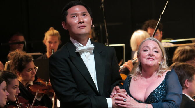 Verliebt bis in die Stimmbandspitzen: Tenor Sung Min Song und Sopranistin Natalie Karl lassen im Naturtheater den Gefühlen musik