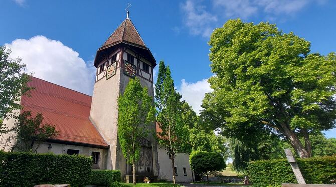 Der Genkinger Kirchturm stammt aus dem 11./12. Jahrhundert. Das Kirchenschiff wurde 1938/1939 neu gebaut, aus diesem Anlass wurd