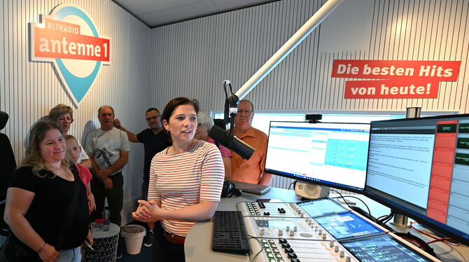 13 GEA-Leser haben eine exklusive Führung durch die neuen Räumlichkeiten von Hitradio Antenne 1 gewonnen. Dabei durften sie auch