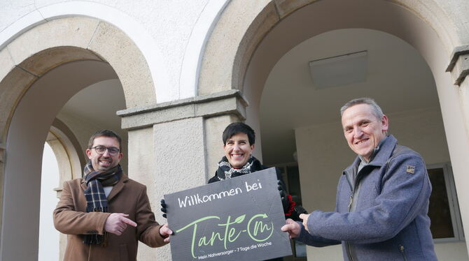 Gemeinschaftsleistung: Christian Maresch (links) hat 2022 den Tante-M-Laden ins Glemser Rathaus gebracht, Metzingens Oberbürgerm
