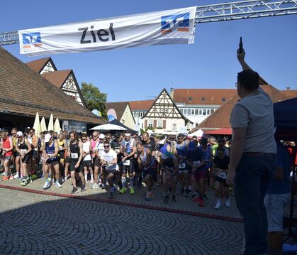 Der 14. Ermstalmarathon startet auf dem Kelternplatz -  per Pistolenschuss von Metzingens Erstem Bürgermeister Patrick Hubertz. 