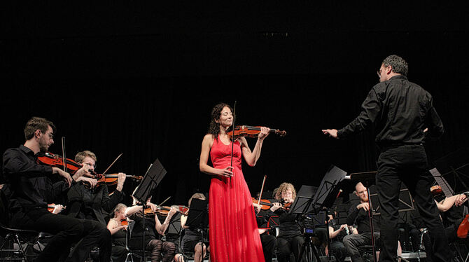 Aufeinander eingespielt: Violinistin Martina Trumpp und die Studentenphilharmonie Tübingen.