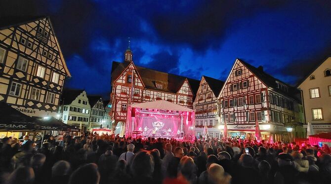 Die Boizbänd ruft, und der Uracher Marktplatz wird voll und mutiert zur Open-Air-Disco: auch beim Stadtfest am Samstagabend.