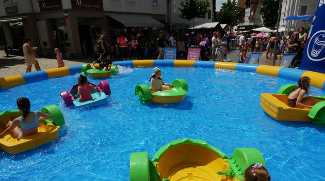 Bei Temperaturen um 30 Grad haben sich im »Aquasooter«-Becken auf dem Rathausplatz jede Menge Kinder erfrischt.