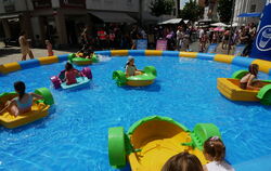 Bei Temperaturen um 30 Grad haben sich im "Aquasooter"-Becken auf dem Rathausplatz jede Menge Kinder erfrischt.