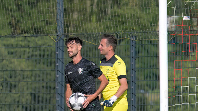 Riccardo Gorgoglione (mit Ball) erzielt bei der SG Empfingen per Strafstoß den 1:0-Siegtreffer. Rechts: Empfingens Keeper  Matth