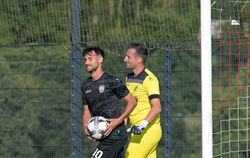 Riccardo Gorgoglione (mit Ball) erzielt bei der SG Empfingen per Strafstoß den 1:0-Siegtreffer. Rechts: Empfingens Keeper  Matth