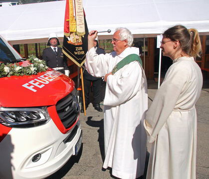 Diakon Rudolf Tress segnete den neuen Mannschaftstransportwagen der Feuerwehr.  FOTO: LEIPPERT