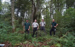 Uwe Schaudt (Forst BW Grafeneck), Axel Winking (Leiter Forstbezirk Mittlere Alb), Paul Mann (Forstbezirk Mittlere Alb) und Forst