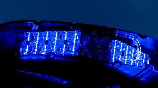 Blaulicht leuchtet auf einem Einsatzfahrzeug der Polizei