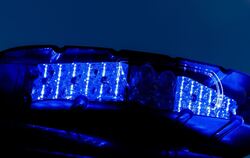 Blaulicht leuchtet auf einem Einsatzfahrzeug der Polizei