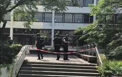 Bewaffnete Polizisten in schusssicheren Westen und Schutzhelmen gehen ins Reutlinger Rathaus, um nach einem Mann mit Pistole zu 