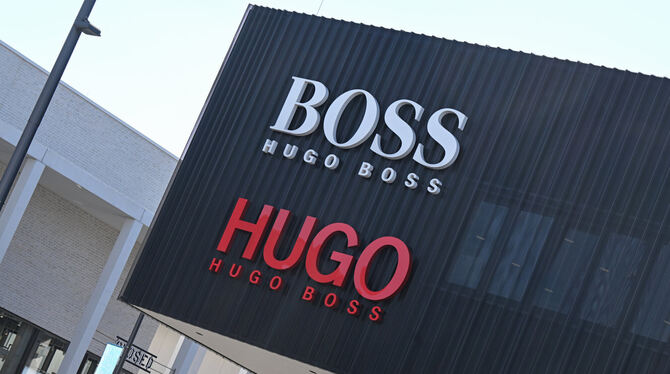 Das Logo des Modekonzerns Hugo Boss, aufgenommen an einem Outlet-Store in Metzingen.