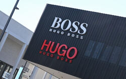 Das Logo des Modekonzerns Hugo Boss, aufgenommen an einem Outlet-Store in Metzingen. 