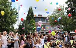 Die jungen Bürgerinnen und Bürger der FriedSchi-Insel lassen zu offiziellen Eröffnung ihres Staates zahlreiche bunte Luftballons