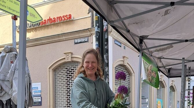 Schwester Amadea, Chefin am Stand der EBK-Blumenmönche, bereitet ihrer Kundschaft gerne florale Freuden, sich selbst übrigens au