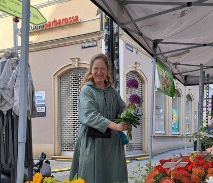 Schwester Amadea, Chefin am Stand der EBK-Blumenmönche, bereitet ihrer Kundschaft gerne florale Freuden, sich selbst übrigens au