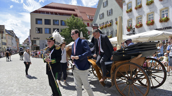 Wilhelm von Württemberg (mit Sonnenbrille) steigt  in Rottenburg aus der Ehrenkutsche. Dahinter OB Stephan Neher.