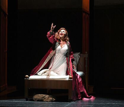 Maryna Zubko als Titelfigur in Donizettis "Anna Bolena". Das Operndrama begeisterte die Theaterfahrer aus der Region. In der kom