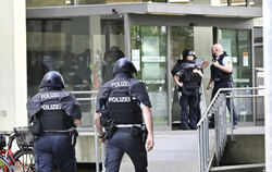 Bewaffnete Polizisten auf dem Weg ins Reutlinger Rathaus, wo sie nach einer verdächtigen Person mit Pistole suchen.