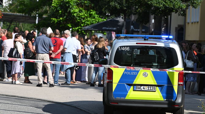 Hinter der Polizeiabsperrung am Tübinger Tor versammeln sich Passanten mit Fragezeichen im Gesicht. Alle wollen wissen, was da e