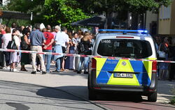 Hinter der Polizeiabsperrung am Tübinger Tor versammeln sich Passanten mit Fragezeichen im Gesicht. Alle wollen wissen, was da e