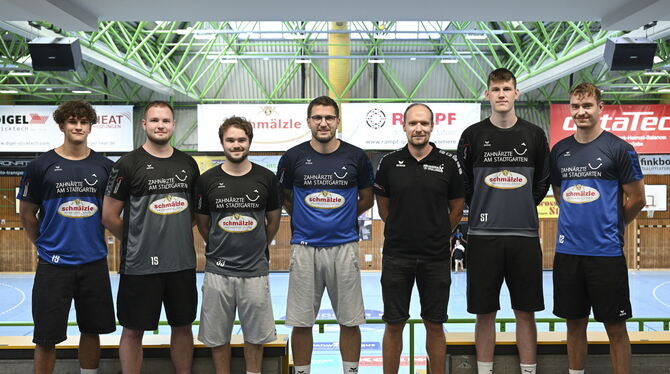 Die Neuen des VfL Pfullingen: (von links)  Conrad Schmitt, Silas Wagner, Valentin Mosdzien, Trainer Fabian Gerstlauer, Sportlich