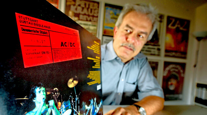 Musiccircus-Chef Hans Peter Haag mit einer Platte von einem AC/DC Bootleg, das beim Konzert der Band in Stuttgart aufgenommen wu