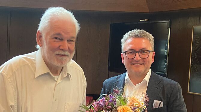 Insgesamt 37 Jahre Gemeinderat, davon 30 Jahre in Mössingen: Dafür wurde Peter Looser (links) von OB Michael Bulander mit der Bü