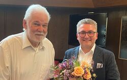 Insgesamt 37 Jahre Gemeinderat, davon 30 Jahre in Mössingen: Dafür wurde Peter Looser (links) von OB Michael Bulander mit der Bü