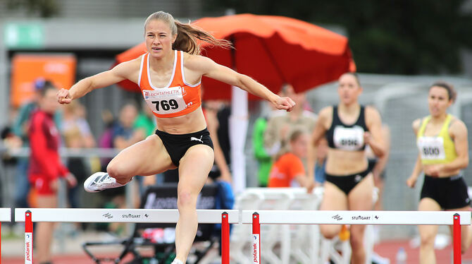 Karoline Sauer vom TSV Gomaringen rennt der Konkurrenz über 400 Meter Hürden davon.  FOTOS: GÖRLITZ