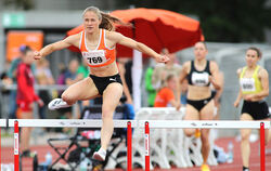 Karoline Sauer vom TSV Gomaringen rennt der Konkurrenz über 400 Meter Hürden davon.  FOTOS: GÖRLITZ