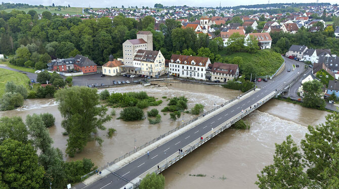 Hochwasser: Der Neckar in Mittelstadt am 2. Juni 2024. Er hat sich durch tagelange Niederschläge in einen reißenden Fluss verwan