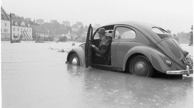 Mittelstadt im Juli 1953: Für diesen VW Käfer ist in den Wassermassen kein Vorwärtskommen mehr möglich.