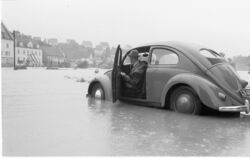 Mittelstadt im Juli 1953: Für diesen VW Käfer ist in den Wassermassen kein Vorwärtskommen mehr möglich.