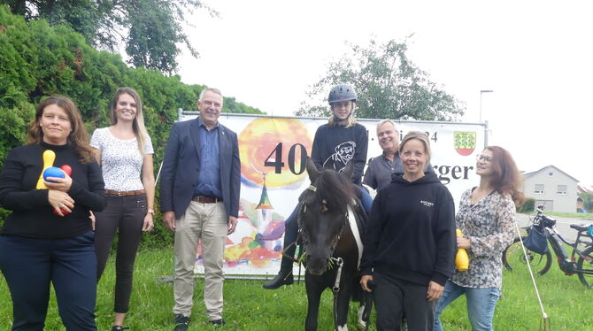 Little Joe, ein zwölf Jahre altes Pony, mit einigen der Organisatoren des 40. Dorffestes in Grafenberg.  FOTO: SANDER