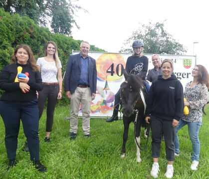 Little Joe, ein zwölf Jahre altes Pony, mit einigen der Organisatoren des 40. Dorffestes in Grafenberg.  FOTO: SANDER