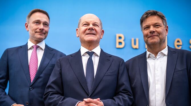 Präsentieren den Bundeshaushalt für 2025 als Erfolg (von links nach rechts): Finanzminister Christian Lindner (FDP), Kanzler Ola