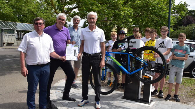 Ein Herz für Radfahrer: Mössinger Bürgerstiftung spendet Service-Stationen. Von links: Dieter Neth, Bürgermeister Martin Gönner