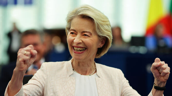 Ursula von der Leyen (CDU), amtierende Präsidentin der Europäischen Kommission, reagiert nach der Auszählung der Stimmen im Ple