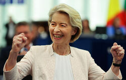  Ursula von der Leyen (CDU), amtierende Präsidentin der Europäischen Kommission, reagiert nach der Auszählung der Stimmen im Ple