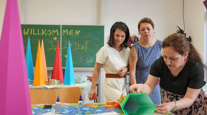 Bundesaußenministerin Baerbock besucht Eltern-Kind-Zentrum