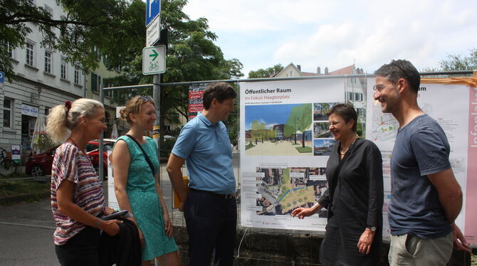 Sie wollen den Tübinger Haagtorplatzes verschönern (von links): Wirtschaftsförderin Julia Winter, Julia Romberg (BI "Haagtorspac