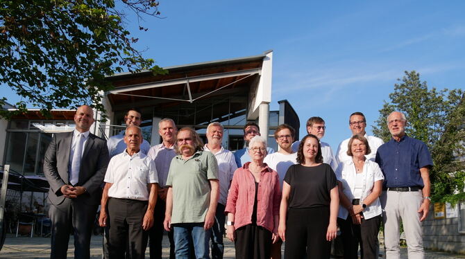 Der am 9. Juni gewählte Wannweiler Gemeinderat vor dem Rathaus. Im Bild (von links) Bürgermeister Dr. Christian Majer, Christian