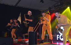 Rock- und Blasmusik am See: Am Samstag gab’s Tuba-Hiphop mit Saustoimusi und Fättes Blech. Achtung (Bild rechts): In Warnwesten 