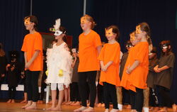 Kleine Leute ganz groß: Vor dem Sommerfest präsentierte der Chor der Riedericher Gutenbergschule ein Musical
