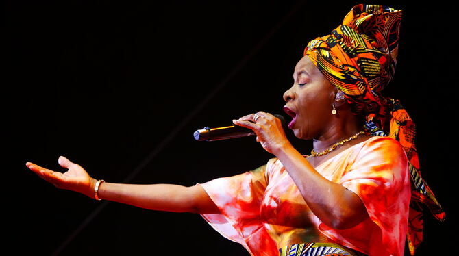 Afrika bei den Jazzopen: Angelique Kidjo auf der Bühne im Hof des Alten Schlosses Stuttgart.