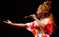 Afrika bei den Jazzopen: Angelique Kidjo auf der Bühne im Hof des Alten Schlosses Stuttgart.