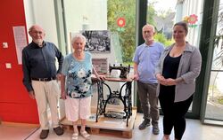 Die neue Ausstellung im Wannweiler Seniorenzentrum auf einem Podest von einem Quadratmeter ist dem Thema »Die Geschichte des Näh