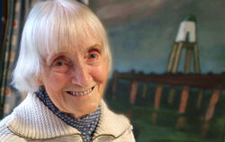 Die Malerin Gude Schaal 2005 an ihrem 90. Geburtstag.